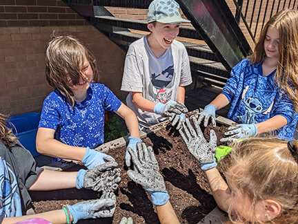 Camp ÉcoAventure - Préparation du bac de jardinage - Centre Multi Loisirs Sherbrooke